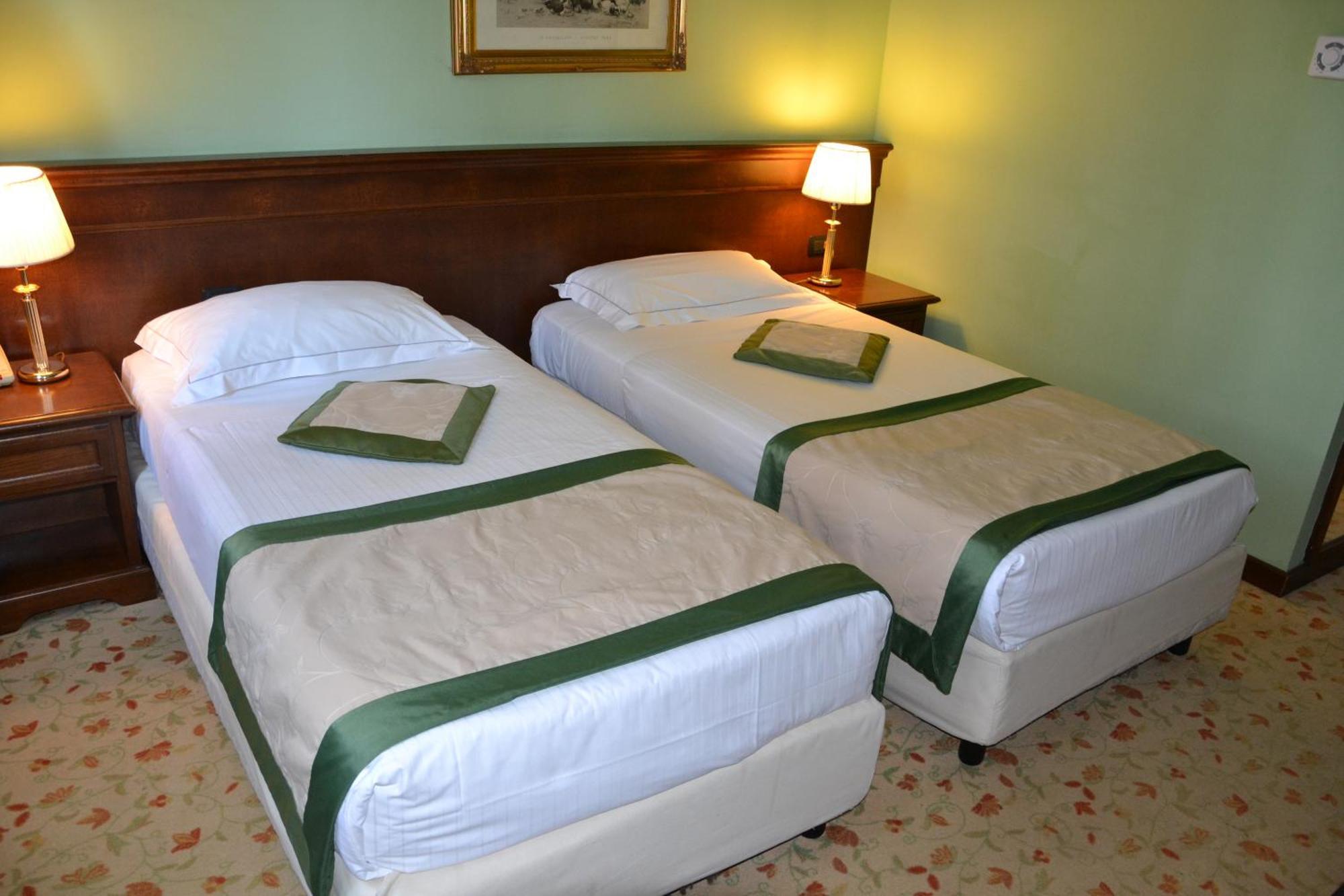 Twin Room,1626387309:JPEG